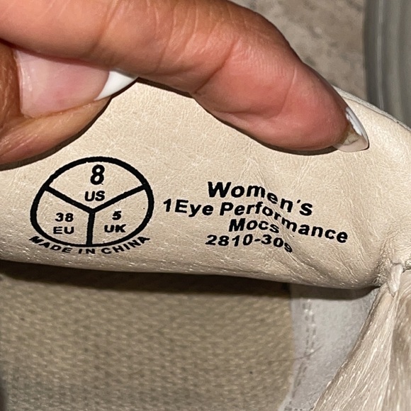 WEST MARINE Cream 1-Eye Performance Boat Mocs in size 8 Pre owned condition. - Picture 8 of 11